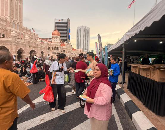 Ramadan Community Iftar & Blessings at Dataran Merdeka - Photo 6