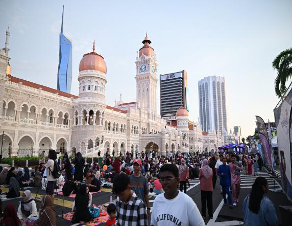 Ramadan Community Iftar & Blessings at Dataran Merdeka - Photo 10