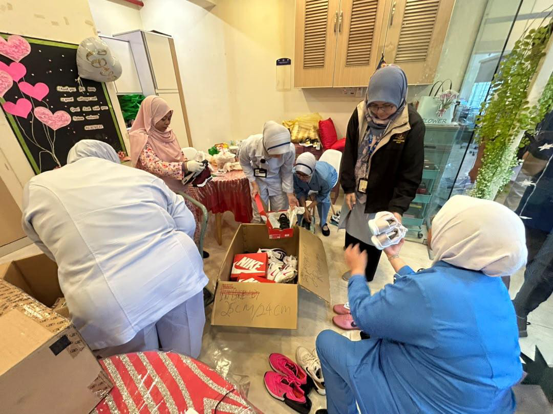 Nike Shoe Distribution to Hospital Staff and Child Patients - Photo 3