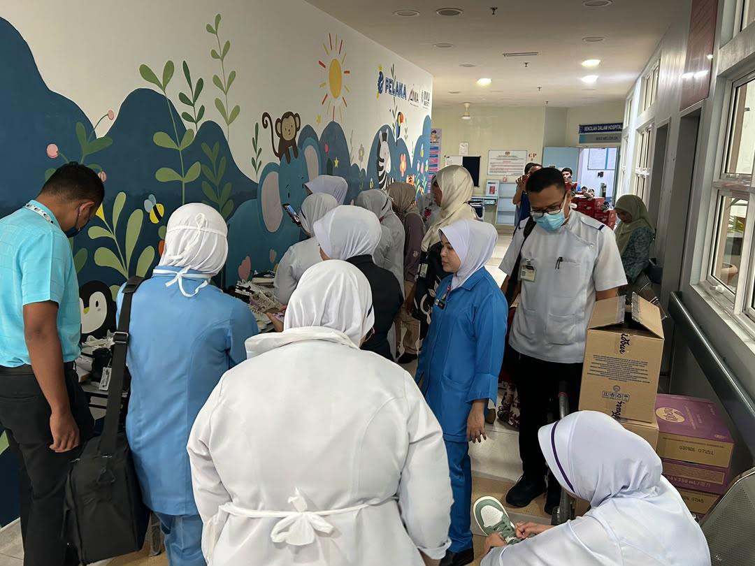 Nike Shoe Distribution to Hospital Staff and Child Patients - Photo 7