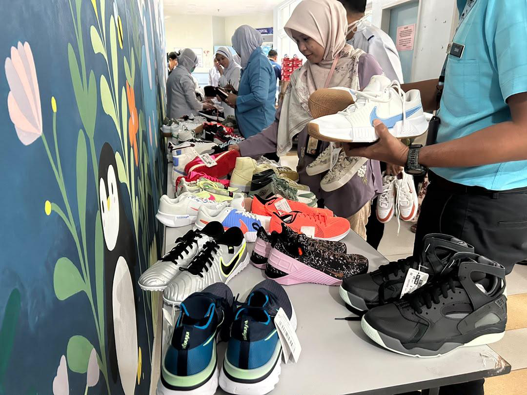 Nike Shoe Distribution to Hospital Staff and Child Patients - Photo 15