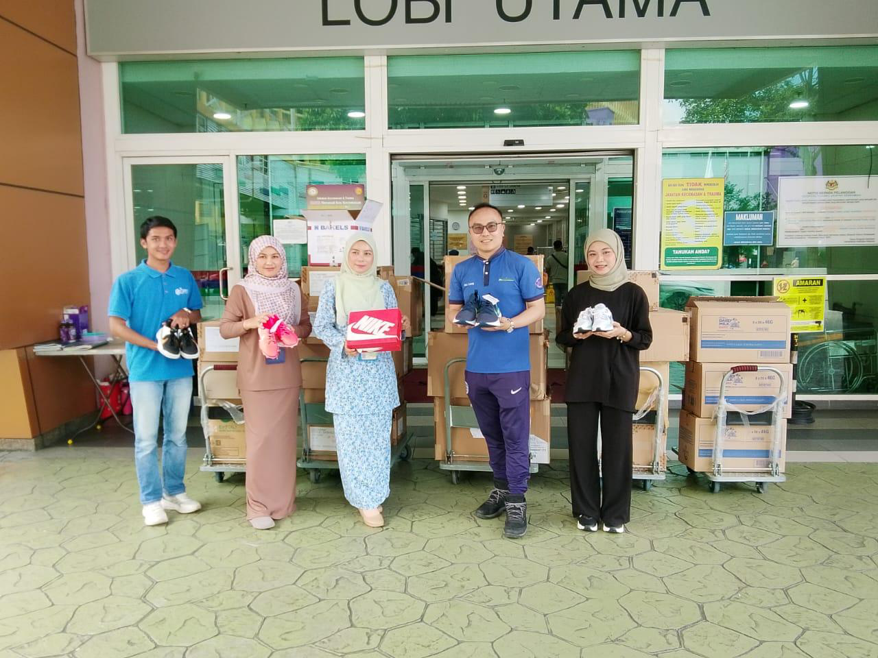 Nike Shoe Distribution to Hospital Staff and Child Patients - Photo 18