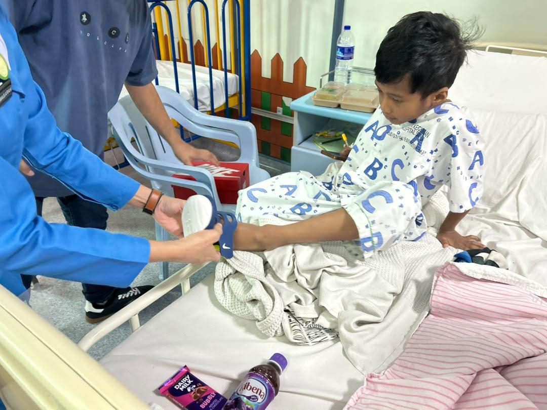 Nike Shoe Distribution to Hospital Staff and Child Patients - Photo 26